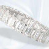 Ring: äußerst wertvoller Memoire-Ring mit sehr schönen Emerald-Cut Diamanten von über 5ct, 18K Weißgold - photo 3