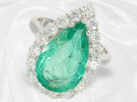 Ring: sehr dekorativer 18K weißgoldener Smaragd/Brillant-Goldschmiedering, Tropfen-Smaragd von ca. 5,99ct - Foto 1