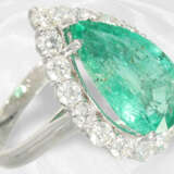 Ring: sehr dekorativer 18K weißgoldener Smaragd/Brillant-Goldschmiedering, Tropfen-Smaragd von ca. 5,99ct - photo 2