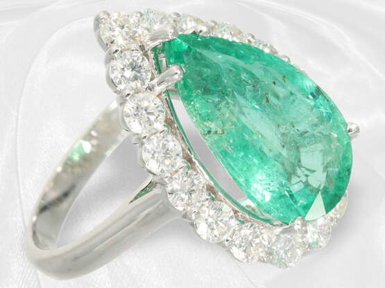 Ring: sehr dekorativer 18K weißgoldener Smaragd/Brillant-Goldschmiedering, Tropfen-Smaragd von ca. 5,99ct - фото 2