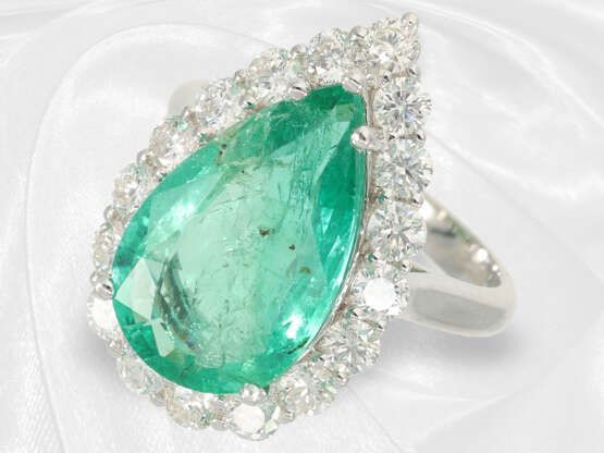 Ring: sehr dekorativer 18K weißgoldener Smaragd/Brillant-Goldschmiedering, Tropfen-Smaragd von ca. 5,99ct - фото 3