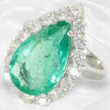 Ring: sehr dekorativer 18K weißgoldener Smaragd/Brillant-Goldschmiedering, Tropfen-Smaragd von ca. 5,99ct - фото 3