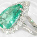 Ring: sehr dekorativer 18K weißgoldener Smaragd/Brillant-Goldschmiedering, Tropfen-Smaragd von ca. 5,99ct - Foto 4