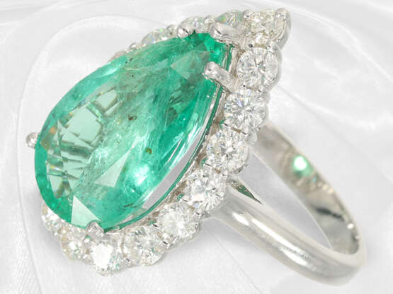 Ring: sehr dekorativer 18K weißgoldener Smaragd/Brillant-Goldschmiedering, Tropfen-Smaragd von ca. 5,99ct - photo 4