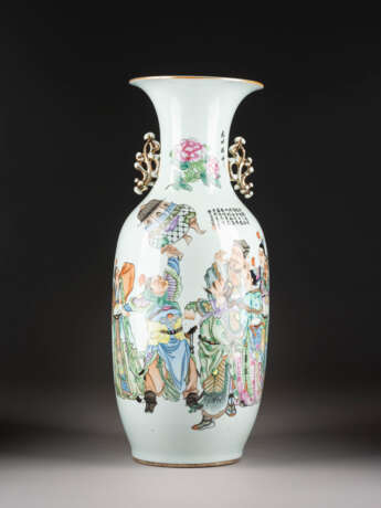 YE YICHUN ZUGESCHRIEBEN, EINE FAMILLE ROSE VASE DEKORIERT MIT FIGUREN UND BLUMEN - photo 1