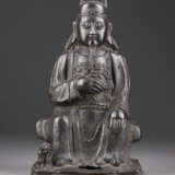 EINE SITZENDE FIGUR VON ZHAO GONGMING AUS BRONZE - фото 1