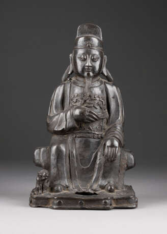 EINE SITZENDE FIGUR VON ZHAO GONGMING AUS BRONZE - фото 1