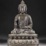 EINE GROSSE SITZENDE FIGUR VON SHAKYAMUNI AUS BRONZE - фото 1