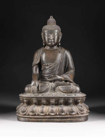 EINE GROSSE SITZENDE FIGUR VON SHAKYAMUNI AUS BRONZE - фото 1