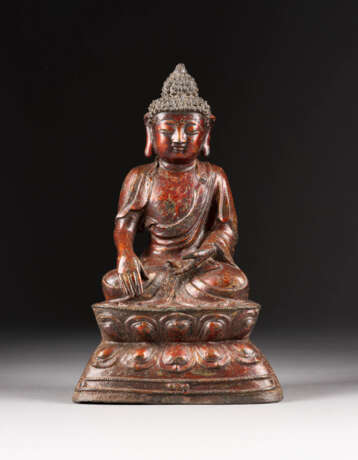 EINE LACKIERTE SITZENDE FIGUR VON SHAKYAMUNI AUS BRONZE - фото 1