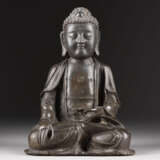 EINE SITZENDE FIGUR VON SHAKYAMUNI AUS BRONZE - фото 1