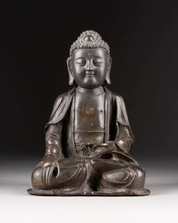 EINE SITZENDE FIGUR VON SHAKYAMUNI AUS BRONZE - фото 1