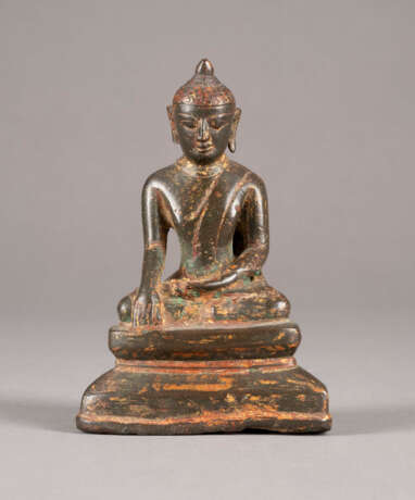 EINE SITZENDE STATUE VON SHAKYAMUNI AUS BRONZE - Foto 1