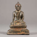 EINE SITZENDE STATUE VON SHAKYAMUNI AUS BRONZE - Foto 1