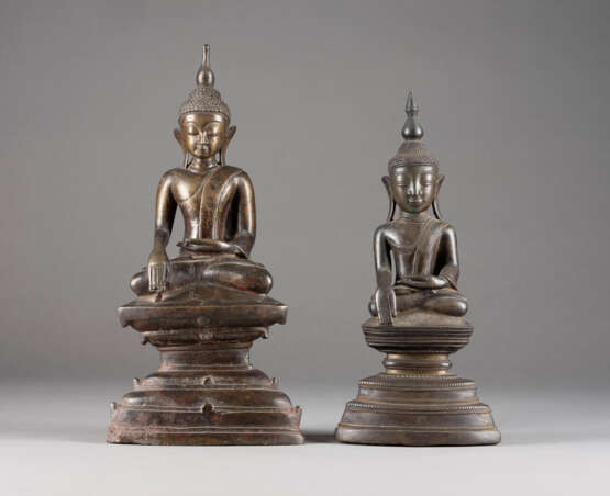 ZWEI SITZENDE FIGUREN VON BUDDHA AUS BRONZE - photo 1