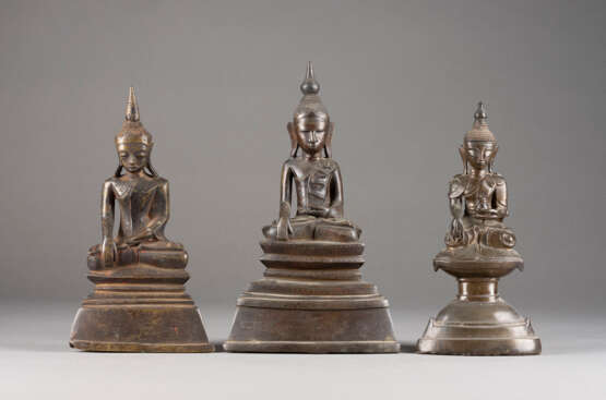 DREI SITZENDE FIGUREN VON BUDDHA AUS BRONZE - Foto 1