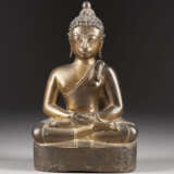 EINE SITZENDE FIGUR VON BUDDHA AUS BRONZE - Foto 1