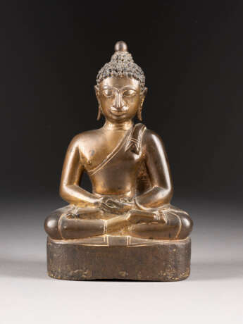 EINE SITZENDE FIGUR VON BUDDHA AUS BRONZE - Foto 1