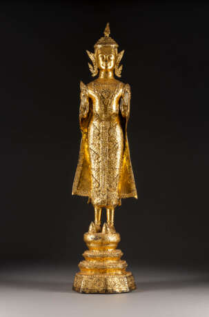 EINE VERGOLDETE STEHENDE FIGUR VON BUDDHA AUS BRONZE - photo 1