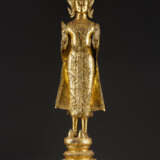 EINE VERGOLDETE STEHENDE FIGUR VON BUDDHA AUS BRONZE - photo 1