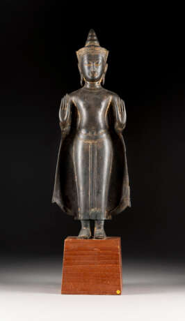 EINE STEHENDE FIGUR VON BUDDHA AUS BRONZE - фото 1