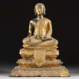 EINE VERGOLDETE SITZENDE FIGUR VON BUDDHA AUS BRONZE - Foto 1