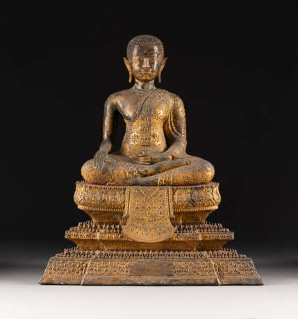 EINE VERGOLDETE SITZENDE FIGUR VON BUDDHA AUS BRONZE - фото 1