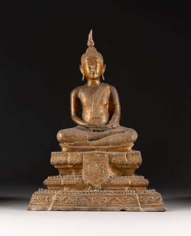 EINE SITZENDE FIGUR VON BUDDHA AUS BRONZE - фото 1