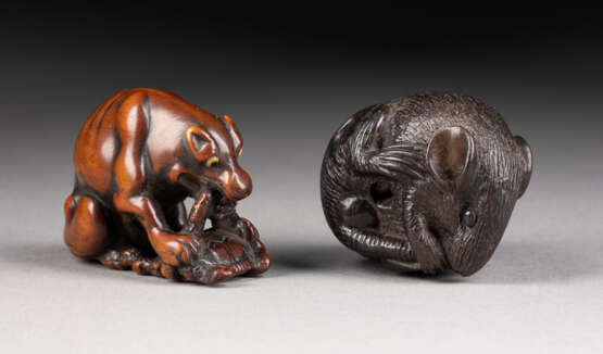 EIN FEINES HOLZGESCHNITZTES NETSUKE EINES YAMAINU UND EIN NETSUKE EINER RATTE AUS EBENHOLZ - Foto 1