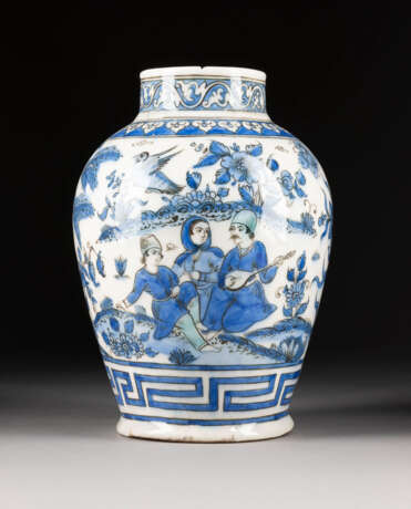 EINE BLAU-WEISSE VASE IM SAFAVID-STIL - photo 1