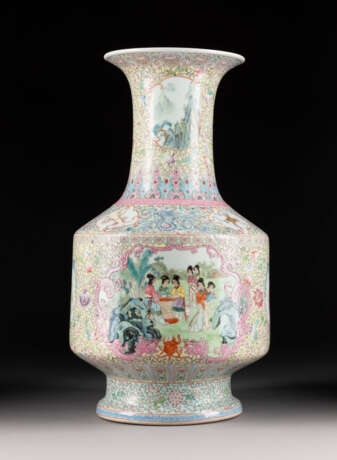 EINE FAMILLE ROSE VASE MIT FIGURENDARSTELLUNG - photo 1