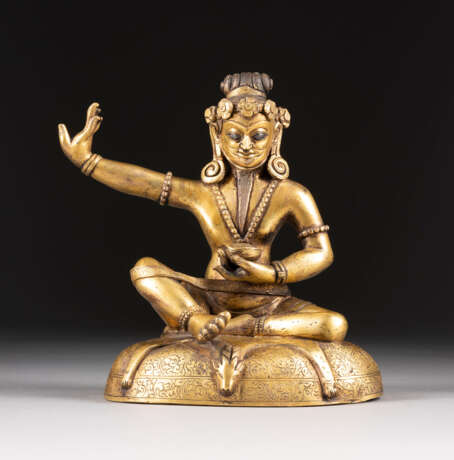 EINE VERGOLDETE SITZENDE FIGUR VON TSANG NYON HERUKA AUS BRONZE - photo 1