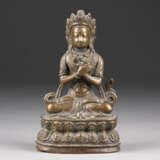 EINE SITZENDE FIGUR VON VAJRASATTVA AUS BRONZE - Foto 1