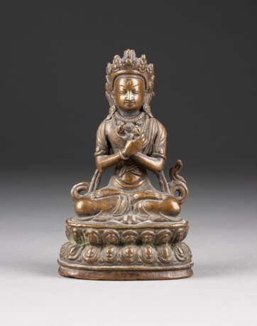 EINE SITZENDE FIGUR VON VAJRASATTVA AUS BRONZE - Foto 1