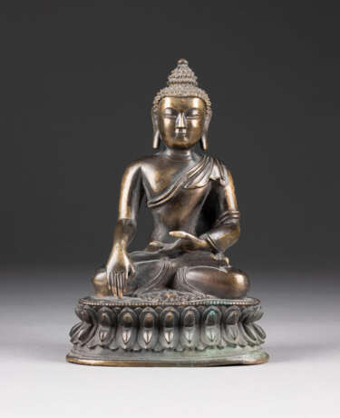 EINE SITZENDE FIGUR VON SHAKYAMUNI AUS BRONZE - фото 1