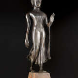 EINE GEHENDE FIGUR VON BUDDHA AUS BRONZE - photo 1