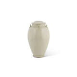 A WHITE-GLAZED HANDLED JAR AND COVER - Foto 1