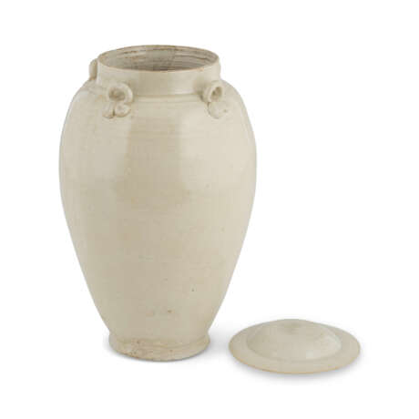 A WHITE-GLAZED HANDLED JAR AND COVER - фото 2