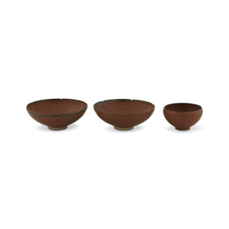A GROUP OF THREE PERSIMMON-GLAZED BOWLS - photo 1