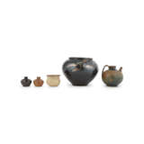 A GROUP OF FIVE BROWN AND BLACK GLAZED WARES - photo 2