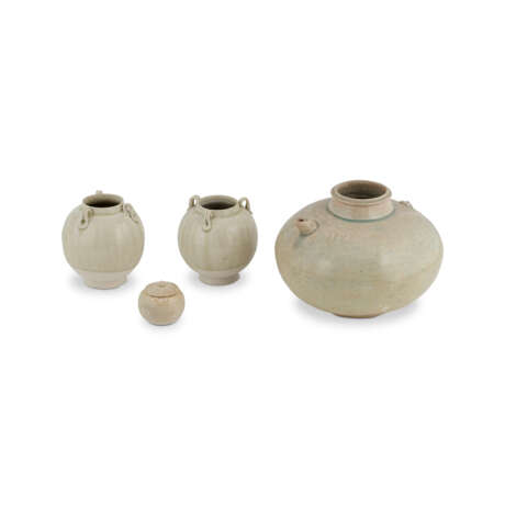 A GROUP OF FOUR CERAMIC VESSELS - фото 1