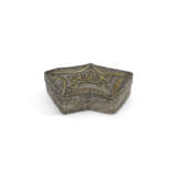 A PARCEL-GILT SILVER 'MANDARIN DUCKS' BOX AND COVER - Foto 1