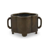 A BRONZE QUATREFOIL CENSER - Foto 2