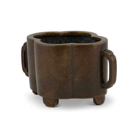 A BRONZE QUATREFOIL CENSER - фото 3