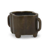 A BRONZE QUATREFOIL CENSER - Foto 3