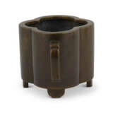 A BRONZE QUATREFOIL CENSER - Foto 4