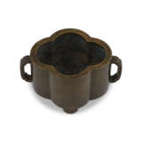 A BRONZE QUATREFOIL CENSER - Foto 5