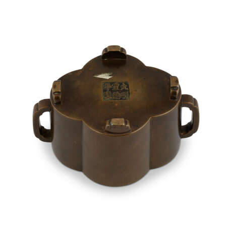 A BRONZE QUATREFOIL CENSER - Foto 6