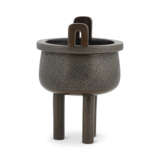 A SMALL SILVER WIRE-INLAID BRONZE TRIPOD CENSER - Foto 2