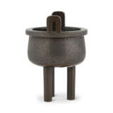 A SMALL SILVER WIRE-INLAID BRONZE TRIPOD CENSER - Foto 4